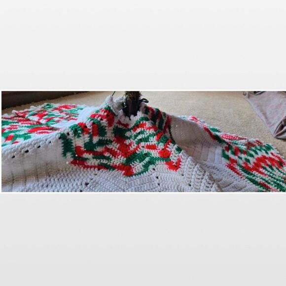 Vintage Christmas Tree Skirt Hand Crochet Snowflake Red Green White Grandma 70s - Picture 3 of 16